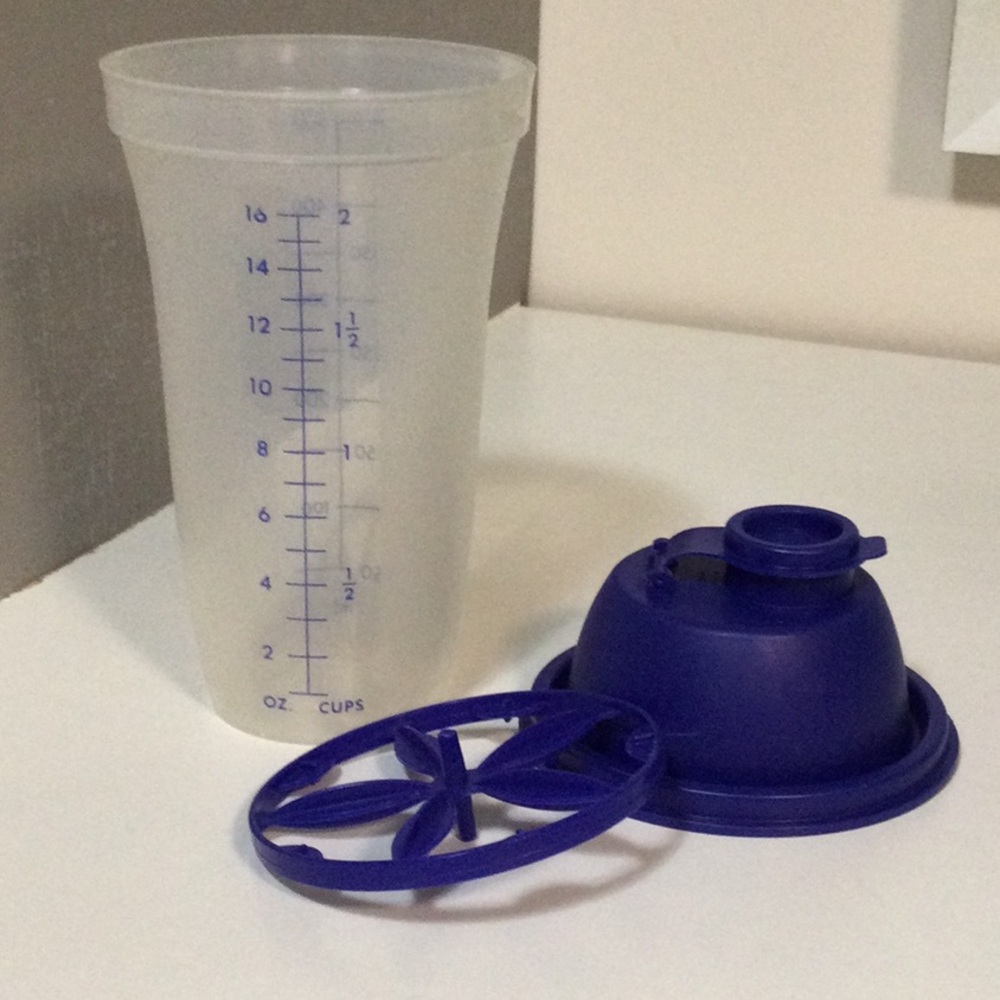 Tupperware quick shaker